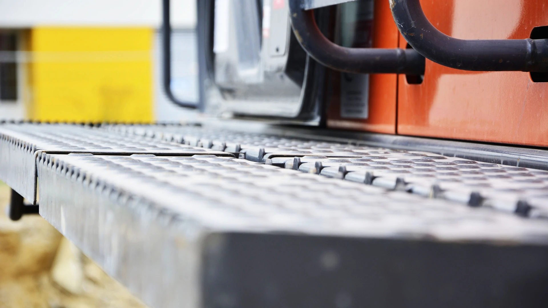 Tritt eines Baggers der Schwingel GmbH in Holdorf.